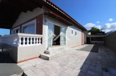 Casa localizada no centro de peruíbe, com 4 dormitórios, edícula e piscina