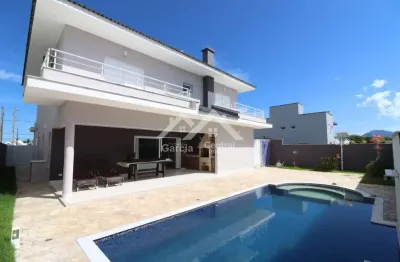Sobrado de alto padrão em condomínio fechado em peruíbe com 4 suítes e área de lazer com piscina