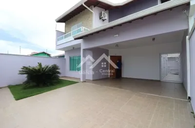 Casa em peruíbe com 4 suítes e área de lazer com piscina