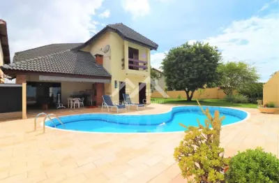 Sobrado com 3 quartos e área de lazer com piscina em condomínio fechado em peruíbe