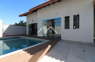 Casa próximo a praia em peruíbe, com 3 quartos e área de lazer com piscina