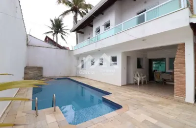 Sobrado próximo a praia em peruíbe com 4 quartos (3 suítes) e piscina