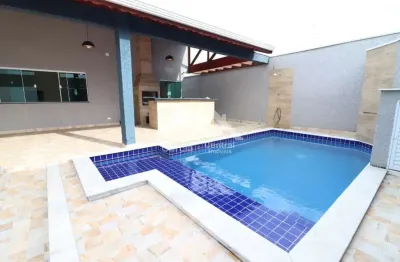 Casa em peruíbe com 3 quartos e área de lazer completa com churrasqueira e piscina