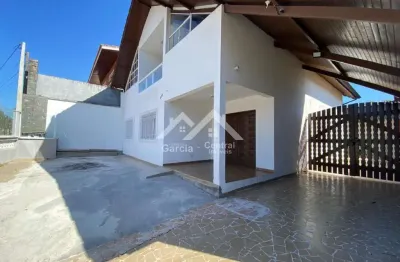 Sobrado lado praia em peruíbe com 4 dormitórios (1 suíte), edícula e espaço gourmet