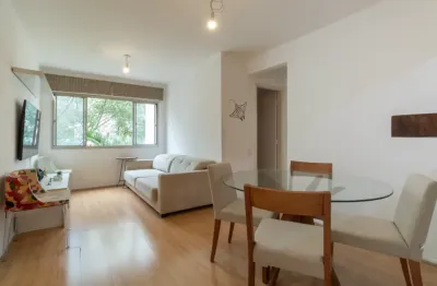 Apartamento à venda em moema, com 53m², fora da rota de aviões e com excelente aproveitamento de espaço. o imóvel conta com armários planejados e possui uma sala ampla, com ar condicionado, para dois