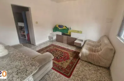 Casa em ótima localização, ponto de ônibus em frente com fácil acesso a linha verde e vermelha do metro.