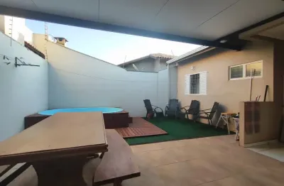 Casa com piscina, churrasqueira e bastante conforto