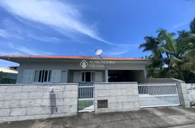 Casa com 4 quartos à venda na avenida santa catarina, 1609, paes leme, imbituba, 110 m2 por r$ 855.000