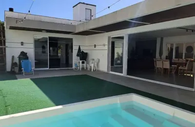 Casa com 3 quartos à venda na nereu ramos, 63, centro, imbituba, 216 m2 por r$ 1.500.000