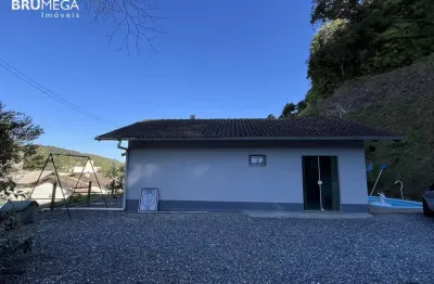 Casa de alvenaria com piscina e área de festa  - próximo ao centro de brusque