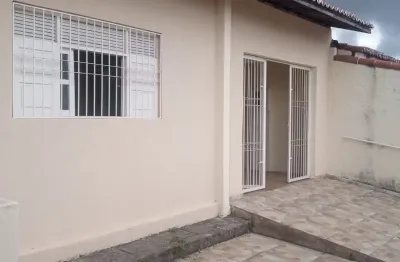 Vendo casa no bairro de Candelária com 3 quartos, lado da sombra