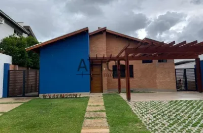 Casa rustica em tijolo macico aparente e janelas de madeira macica. 05 quartos sendo duas suites com armarios embutidos em cedro rosa macico.  sala, cozinha com armarios, lavabo com chuveiro, area de 