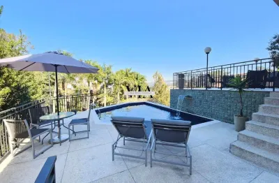 Casa de luxo em terreno nobre de esquina no condomínio residencial 10