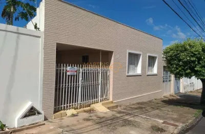 Casa com 3 quartos à venda no Centro, Araguari 