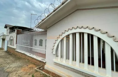 Casa com 3 quartos à venda no Centro, Araguari 