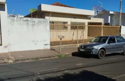 Casa com 3 quartos à venda na Praça Gaioso Neves, Centro, Araguari