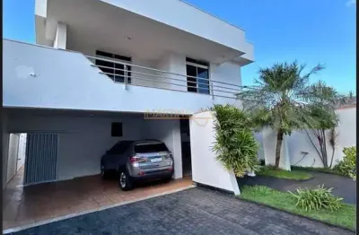 Casa com 3 quartos à venda no Centro, Araguari 