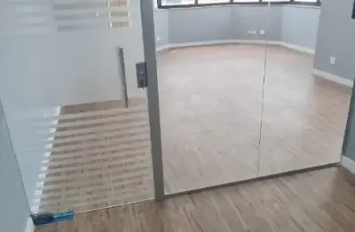 Excelente sala comercial na Moóca com 55 M2, contendo recepção, salão em vão livre, copa, 2 (dois) banheiros e 1 vaga de garagem coberta.