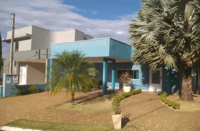 Linda residência, condomínio fechado, com segurança e muito lazer, pronta para morar em lugar nobre da cidade.