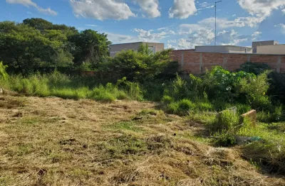 Terrenão de 689 metros em área valorizada, próximo à avenida movimentada, condomínios e vários comércios.
