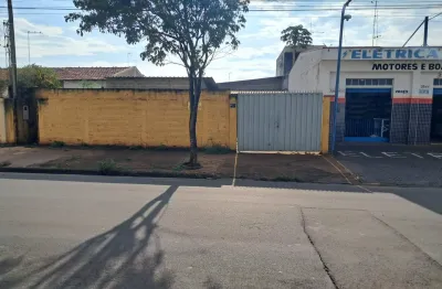 Terreno com 2 barracões, localização privilegiada, ideal para comércio, oficina,  entre outros