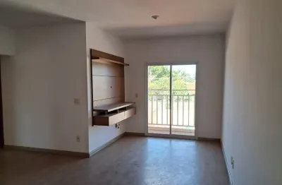 Lindo apartamento no segundo andar, voltado para a frente do condomínio e área de lazer.