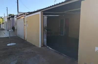 Excelente investimento, duas casas, região do lago, moradia e locação no mesmo imóvel, bairro valorizado, próximo à vários comércios, localização e tranquilidade.