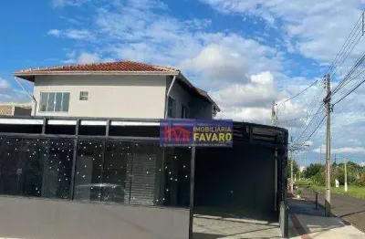 Primeiro andar tipo coorporativo, contendo três salas, todas com wc social, uma com sacada, pequena antessala de espera. ideal para:  escritorios; est