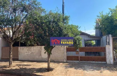 Ouro verde, casa em madeira, edificada em terreno de 250m2. 3 quartos, sala, cozinha, área de serviço coberta, wc social, garagem, jardim e quintal