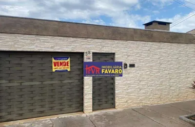 Casa geminada contendo três quartos, sendo um suite, todos com armmários planejados e arcondicionado split, sala ampla para dois ambientes, cozinha to