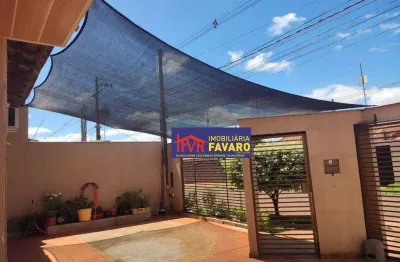 Casa contendo três quartos, sendo um suite, sala, copa, cozinha planejada, área de serviço coberta, área gourmet com churrasqueira, pias e balcões em