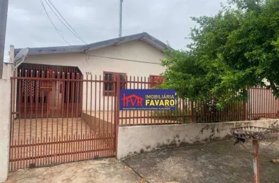 Aquilles sthengel. casa residencial contendo três quartos, sendo uma suite, sala, copa, cozinha com balcão e armário, wc social. r$ 130mil.