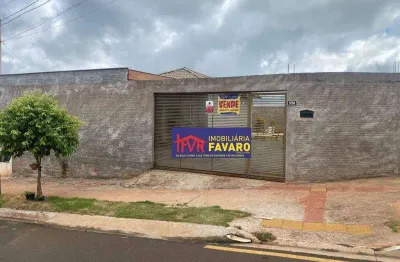 Casa com dois quartos, sala, cozinha com armarios, área de serviço coberta,  garagem ampla e coberta com pergolado de madeira, e gazzebo. R$ 300 mil.