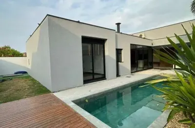 Casa em Condomínio de Luxo em Alphaville Nova Esplanada 3, Votorantim-SP: 3 Quartos, 3 Suítes, 2 Salas, 5 Banheiros, 4 Vagas, 240m².