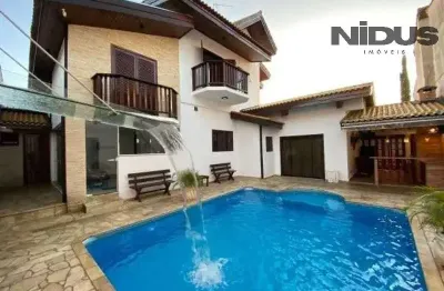 Imperdível oportunidade de adquirir uma casa de alto padrão no Jardim Astro, Sorocaba-SP: 3 quartos, 2 suítes, 3 salas, 4 banheiros, 3 vagas de garagem, 340m² de área.