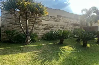 Casa Térrea de Luxo com 5 Suítes, Piscina e Campo de Futebol em Frente à Praça ? 1.039m²