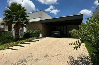 Casa em Condomínio de Luxo em Alphaville Nova Esplanada 3 - 3 quartos, 3 suítes, 2 salas, 6 vagas de garagem, 255m² em Votorantim-SP.