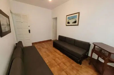 Astúrias - uma quadra da praia , localização privilegiada , garagem no prédio.