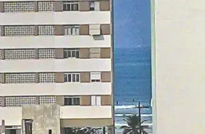 Pitangueiras – uma quadra da praia, excelete apartamento com vistinha mar, andar mediano, claro e super arejado, garagem no prédio demarcada.