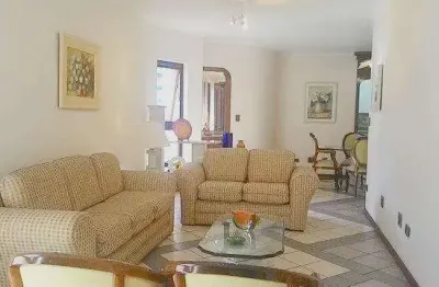 Praia de pitangueiras, alto padrão, 2 quadras da praia, 2 garagens, local nobre,130 metros de área útil, fino acabamento!!!