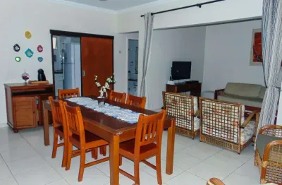 Pitangueiras - uma quadra do mar - totalmente reformado e decorado - garagem no prédio - serviço de praia.