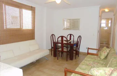 Raia de pitangueiras, 150 metros da praia, local nobre, garagem no prédio, churrasqueira.