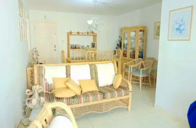 Pitangueiras- uma quadra da praia , localização espetacular , 01 vaga de garagem no prédio.
