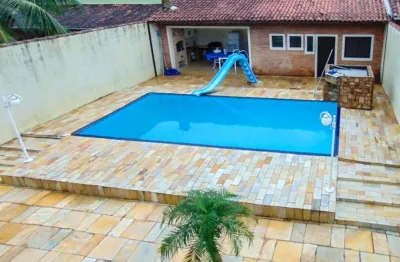 Praia do guaiúba - casa com 04 dormitórios - piscina e churrasqueira - vaga para 06 automóveis.