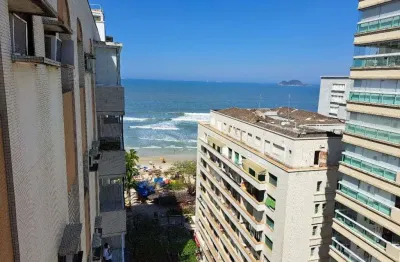 Apartamento amplo com 3 dormitórios, 50 metros da praia, com vista para o mar