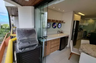 Maravilhoso apartamento totalmente reformado, 2 vagas, vista mar e lazer.