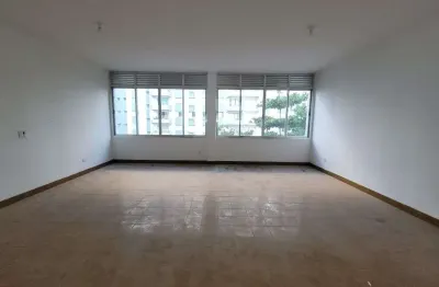Astúrias -  localização privilegiada, uma quadra  da praia, amplo apartamento com 100  m² úteis, garagem demarcada no prédio, serviço de praia.