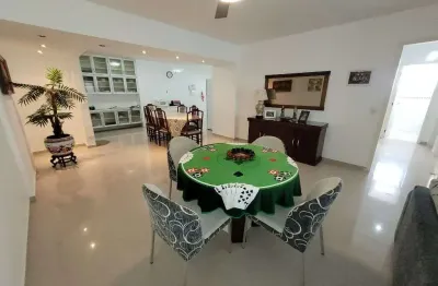 Apartamento amplo com 3dormitórios, 1 suíte, pequena vista para o mar, 1 vaga para auto
