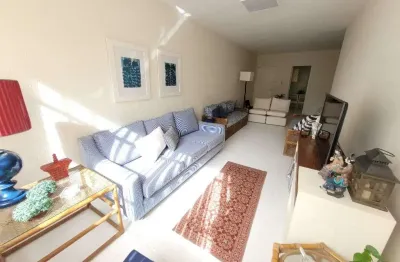 Apartamento amplo, 1ª quadra na praia, com 3 domitórios, sendo 1 suíte, 1 vaga para auto