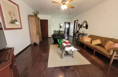 Apartamento amplo com 3 dormitórios, sendo 1 suíte, amplo terraço, prédio com piscina e churraquerira, 3 quadras da praia das pitangueiras